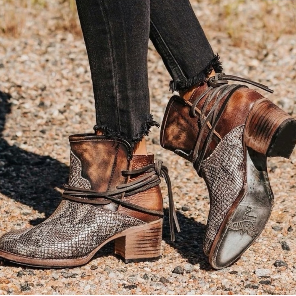 FREEBIRD Casey Booties Leather Black/White Snake / 6 w box